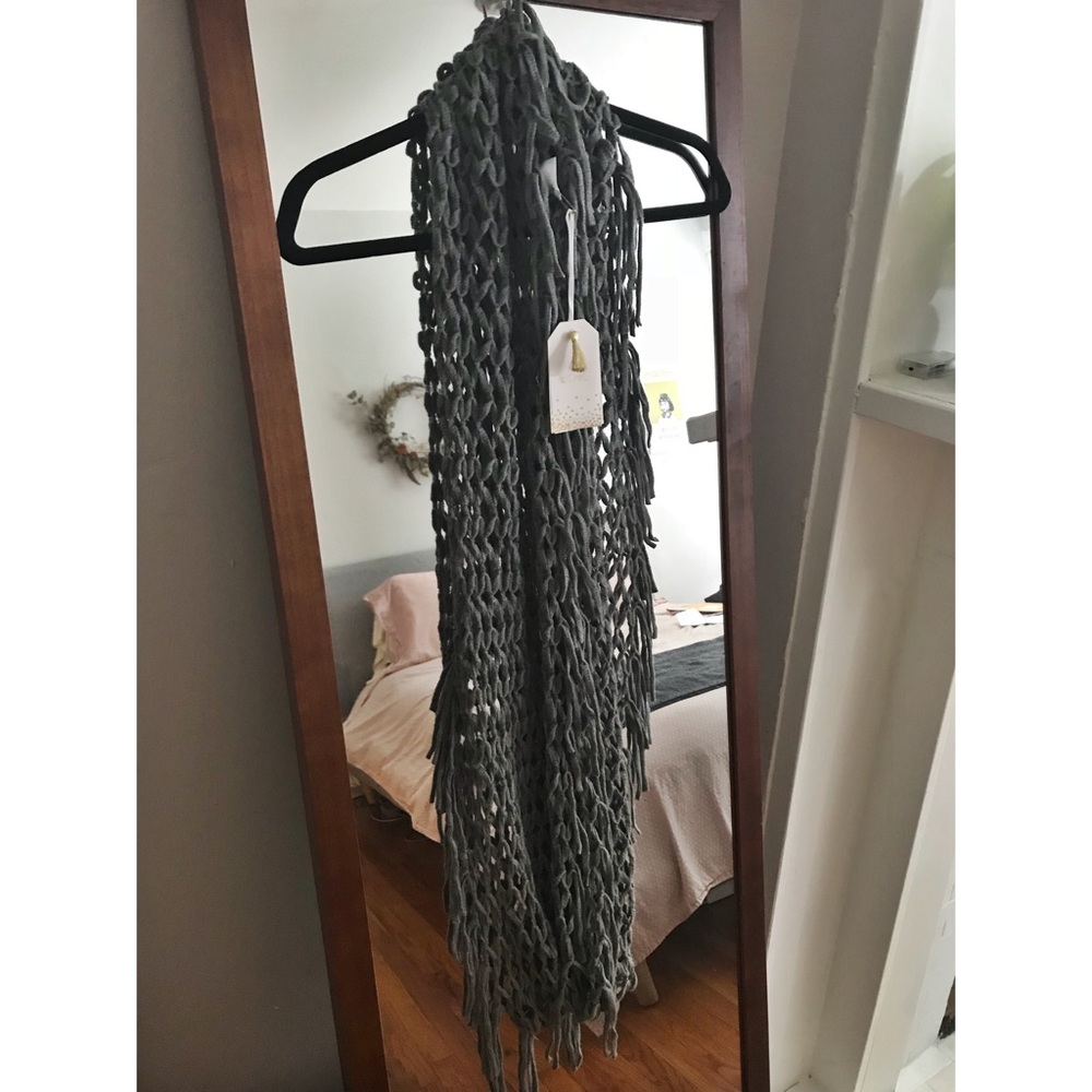 NWT 2Chic Acrylic Scarf